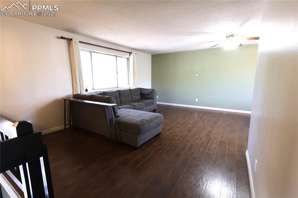 Image 2 of 10: Living Room