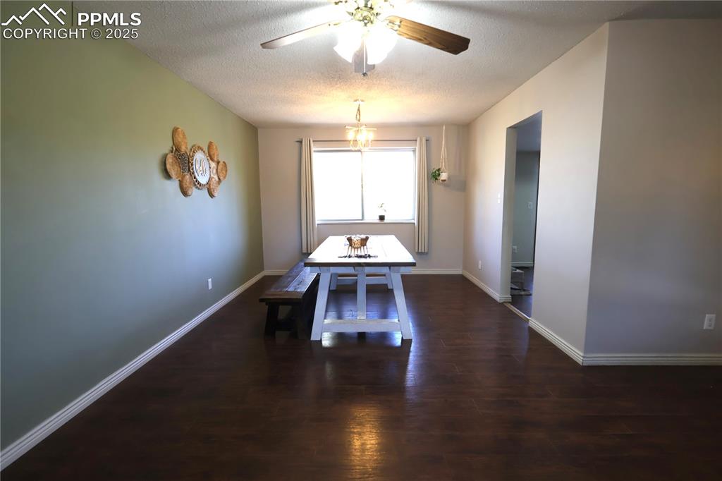 Image 3 of 10: Dining Area