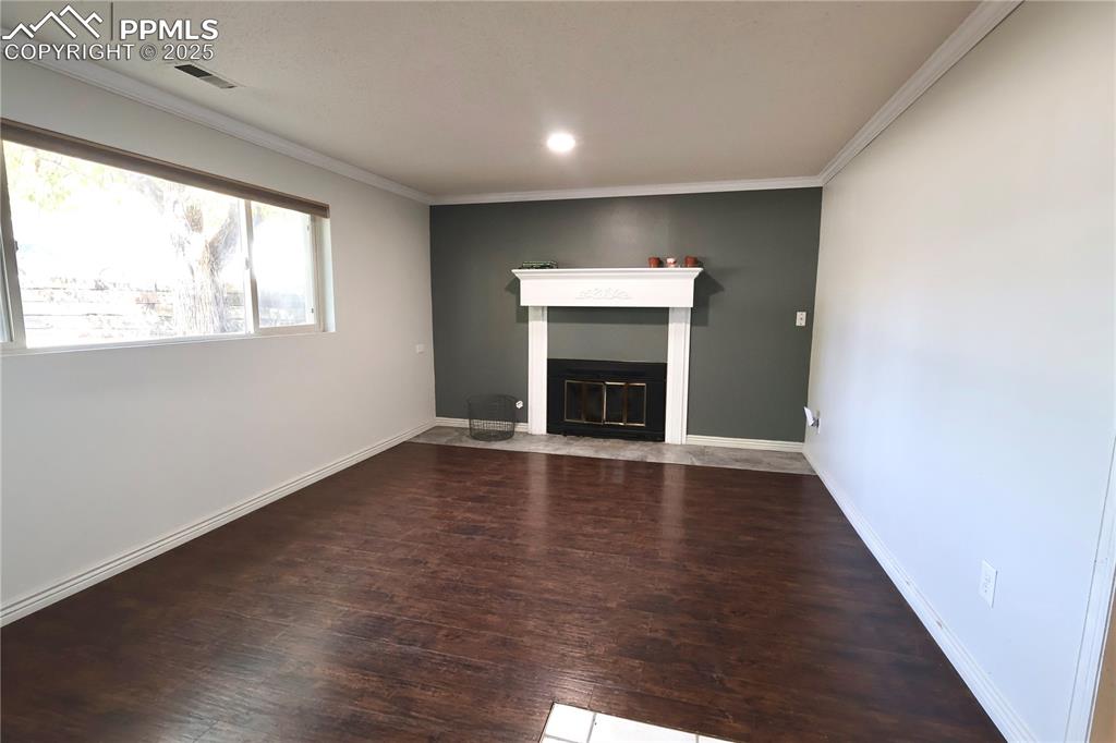 Image 5 of 10: Living Room