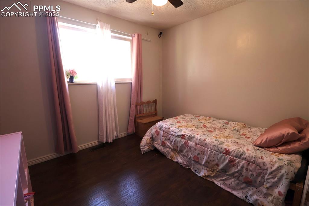 Image 7 of 10: Bedroom