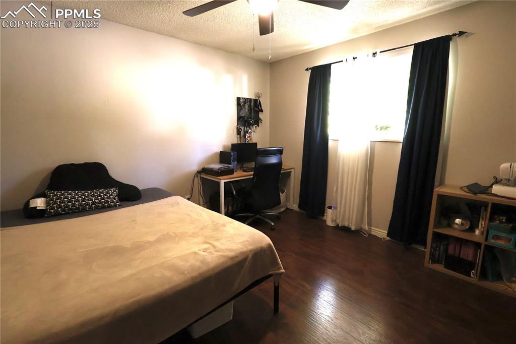 Image 8 of 10: Bedroom