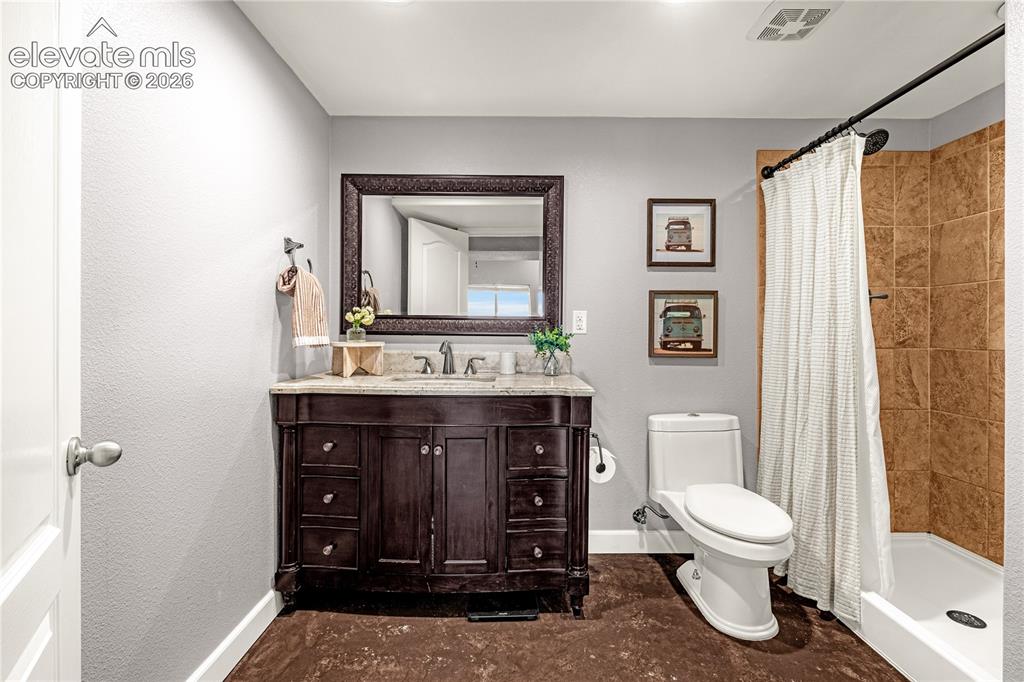 Image 33 of 40: Bathroom