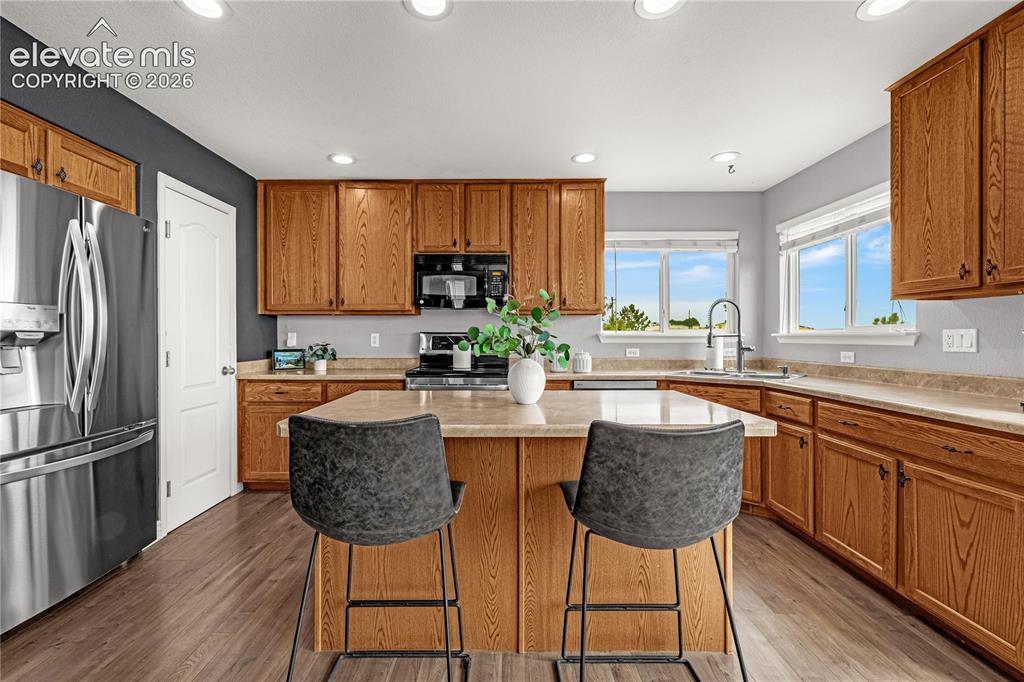 Image 7 of 40: Kitchen