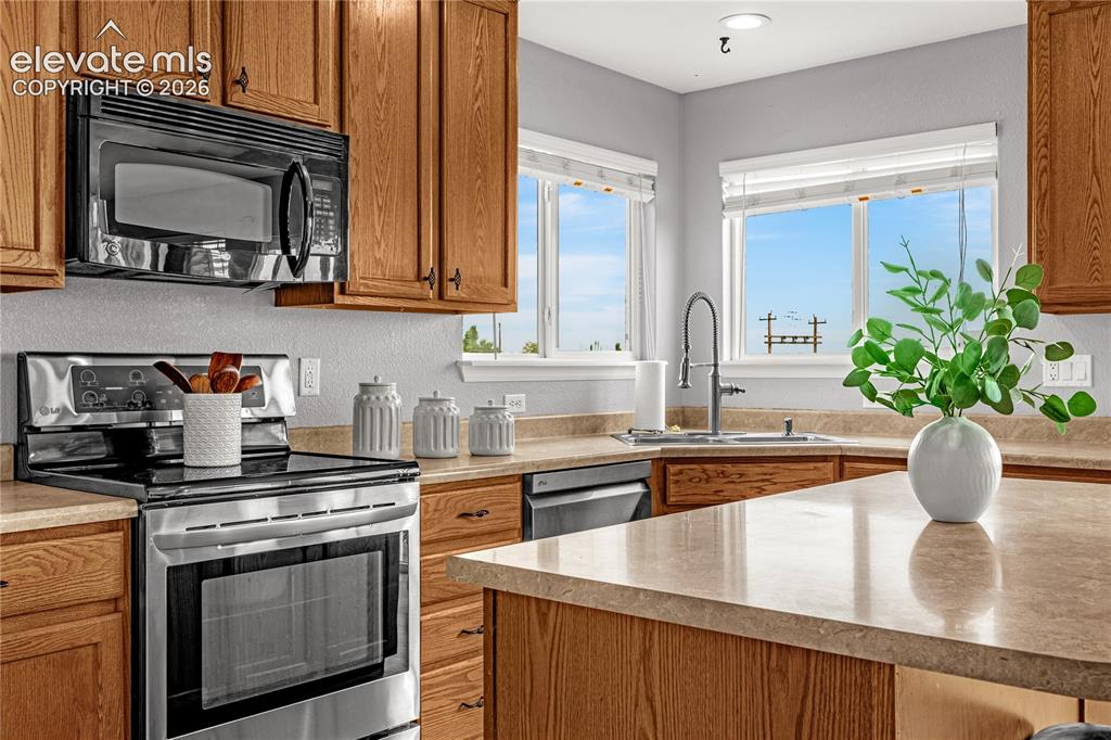 Image 9 of 40: Kitchen
