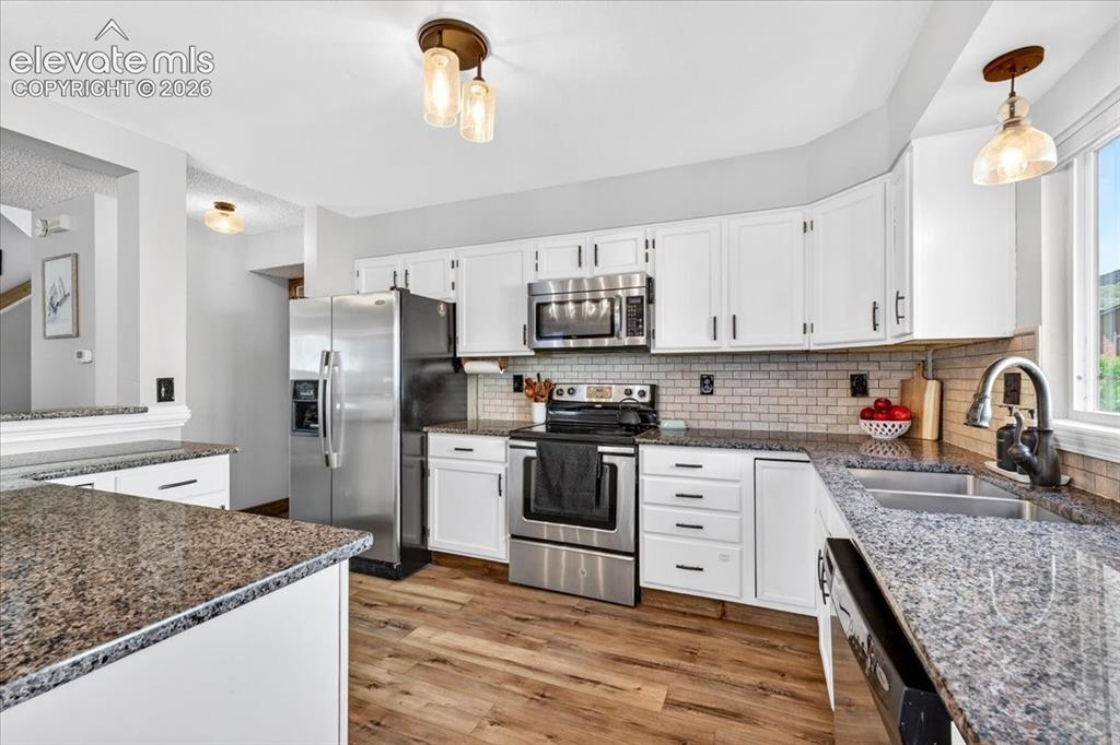 Image 10 of 39: Kitchen