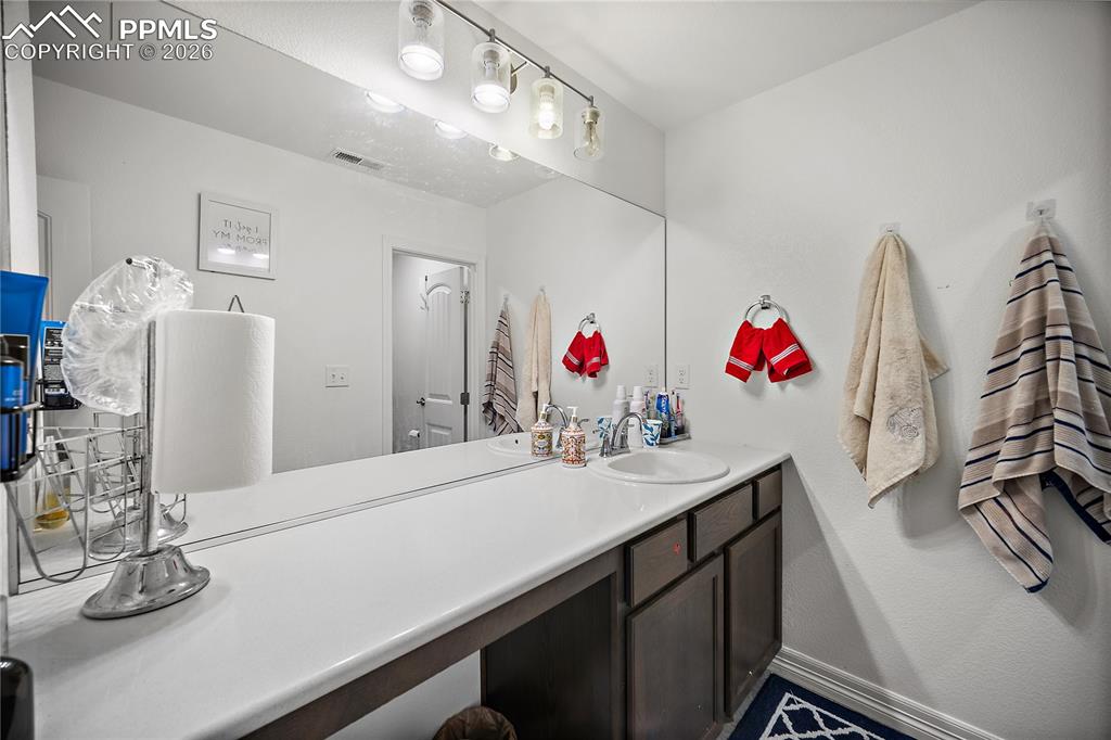 Image 21 of 49: Bathroom