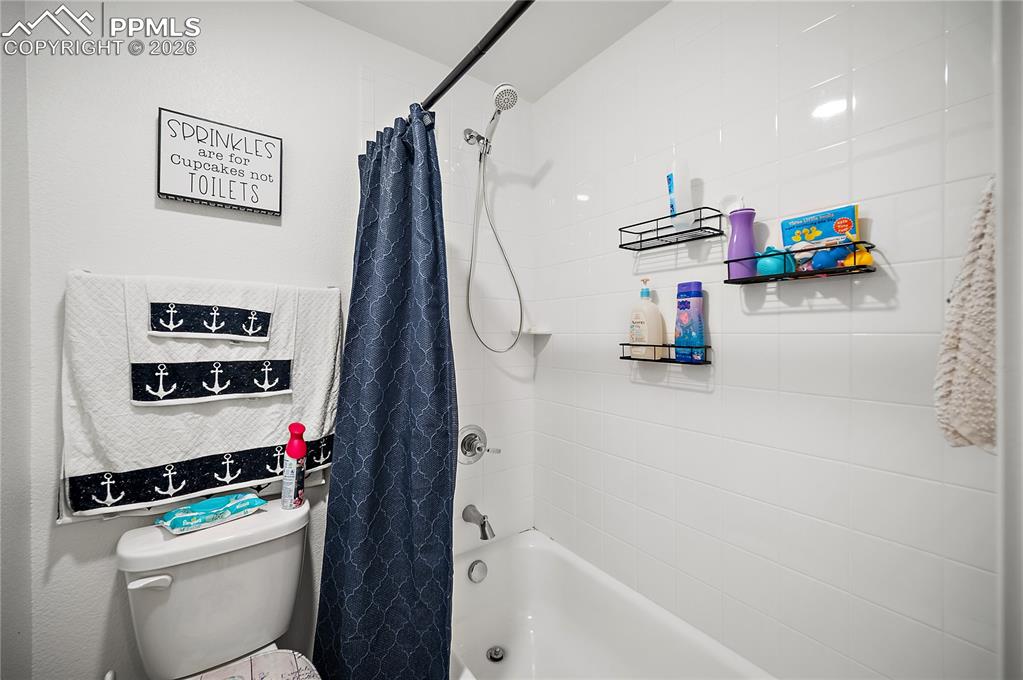 Image 22 of 49: Bathroom