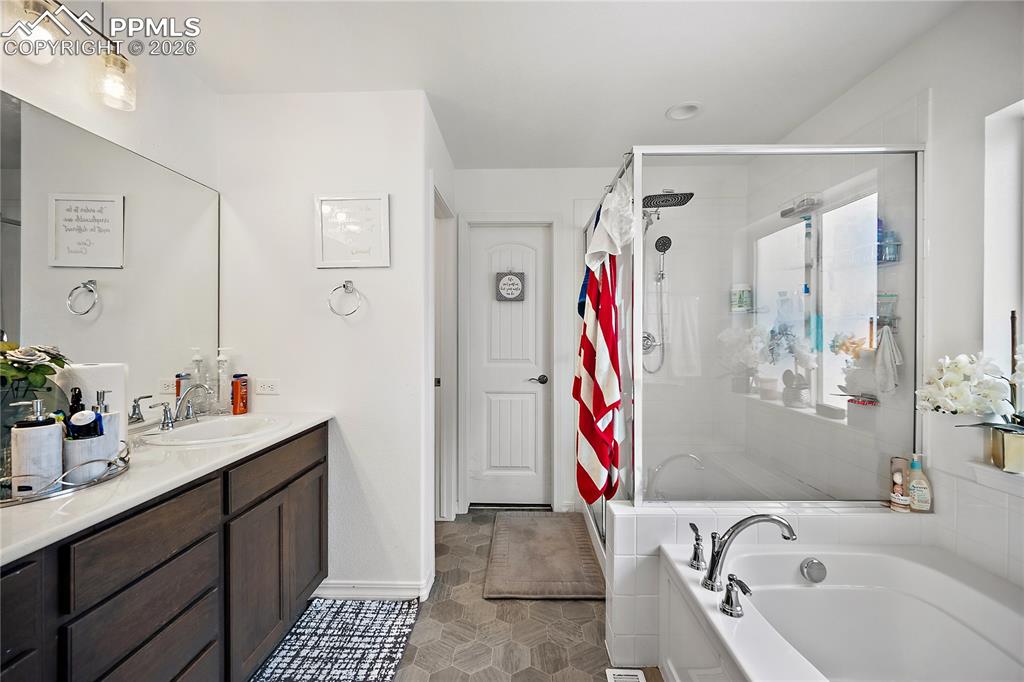 Image 27 of 49: Bathroom