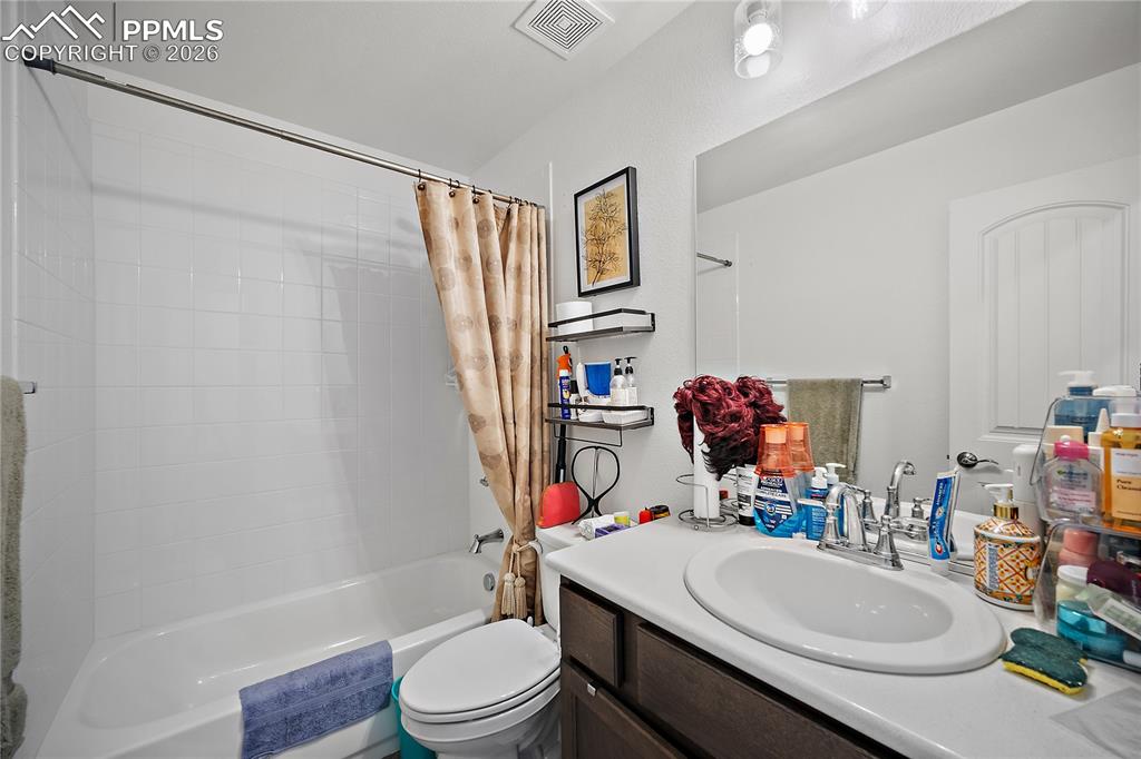 Image 32 of 49: Bathroom