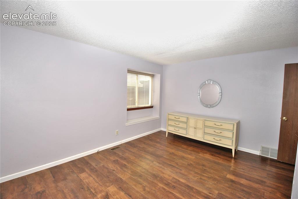Image 16 of 23: Bedroom