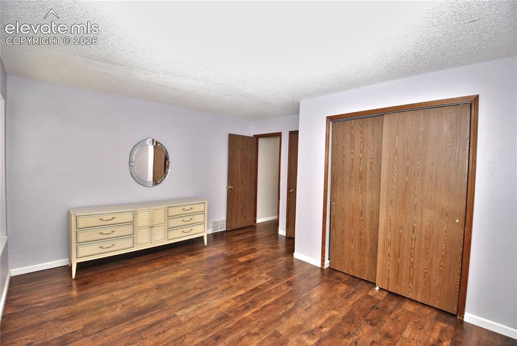 Image 18 of 23: Bedroom