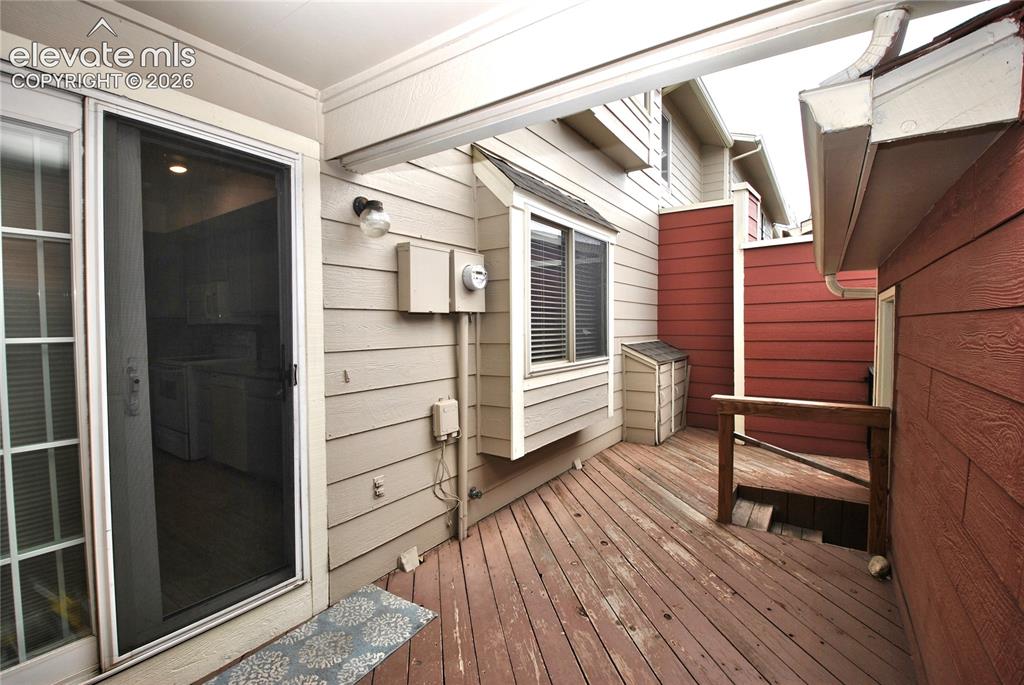 Image 19 of 23: Deck