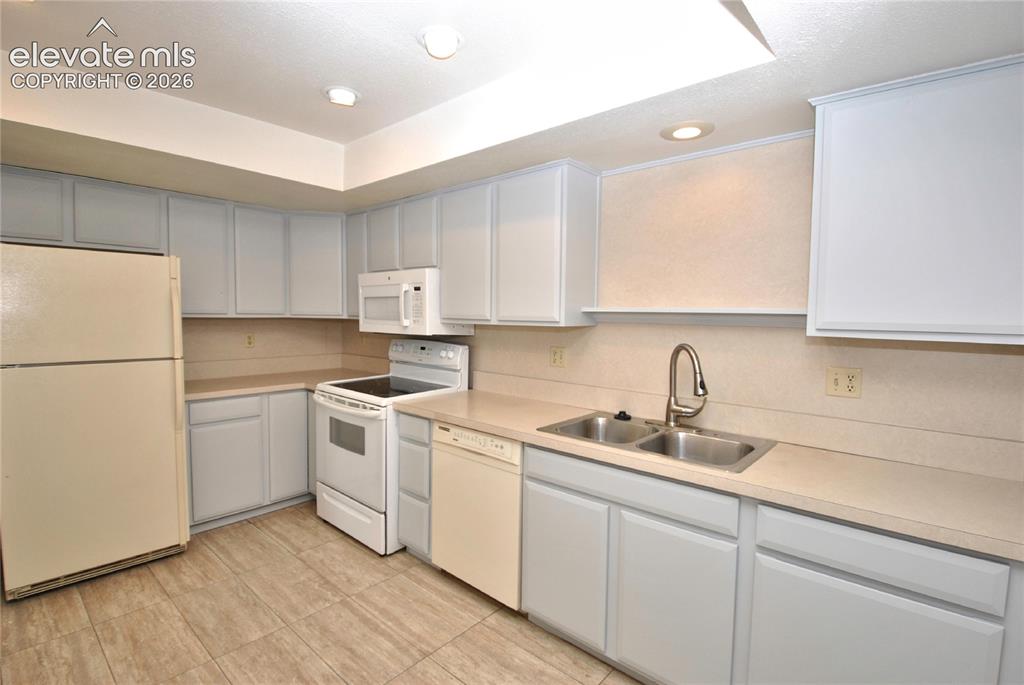 Image 8 of 23: Kitchen