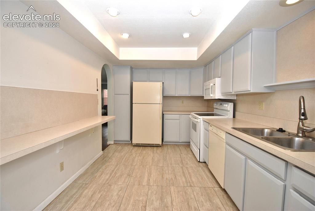Image 9 of 23: Kitchen