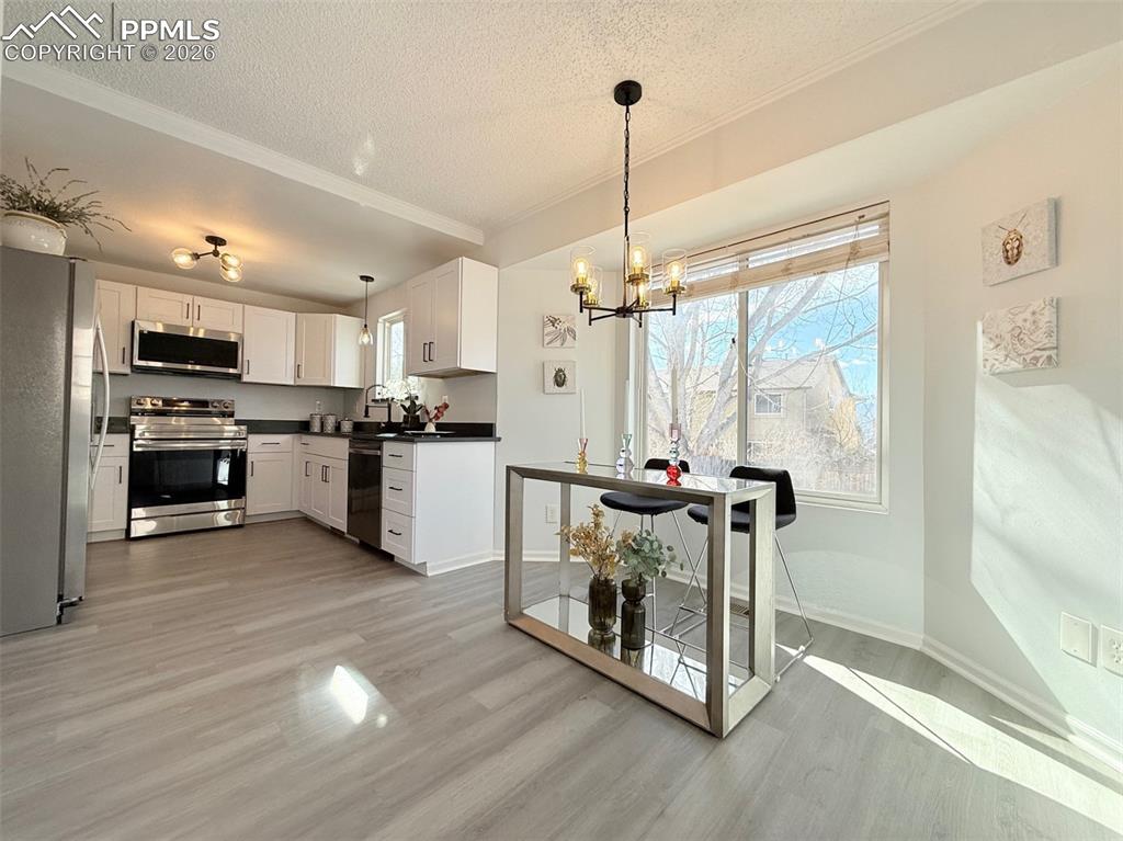 Image 15 of 39: Kitchen