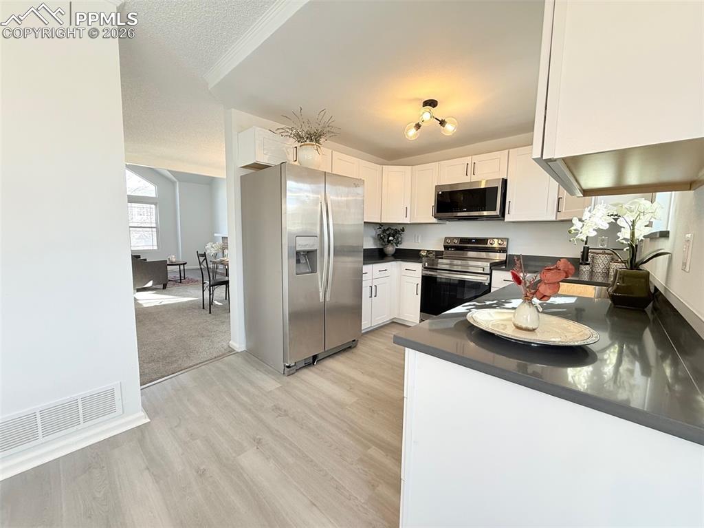 Image 16 of 39: Kitchen