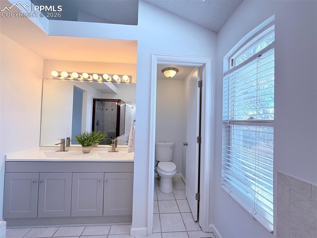 Image 23 of 39: Bathroom