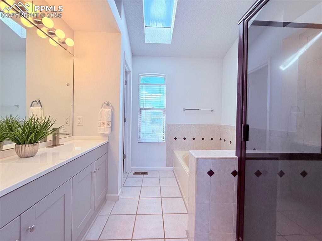 Image 24 of 39: Bathroom