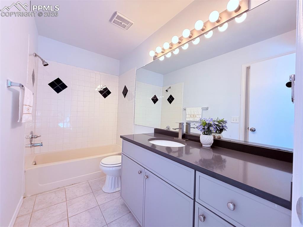 Image 31 of 39: Bathroom