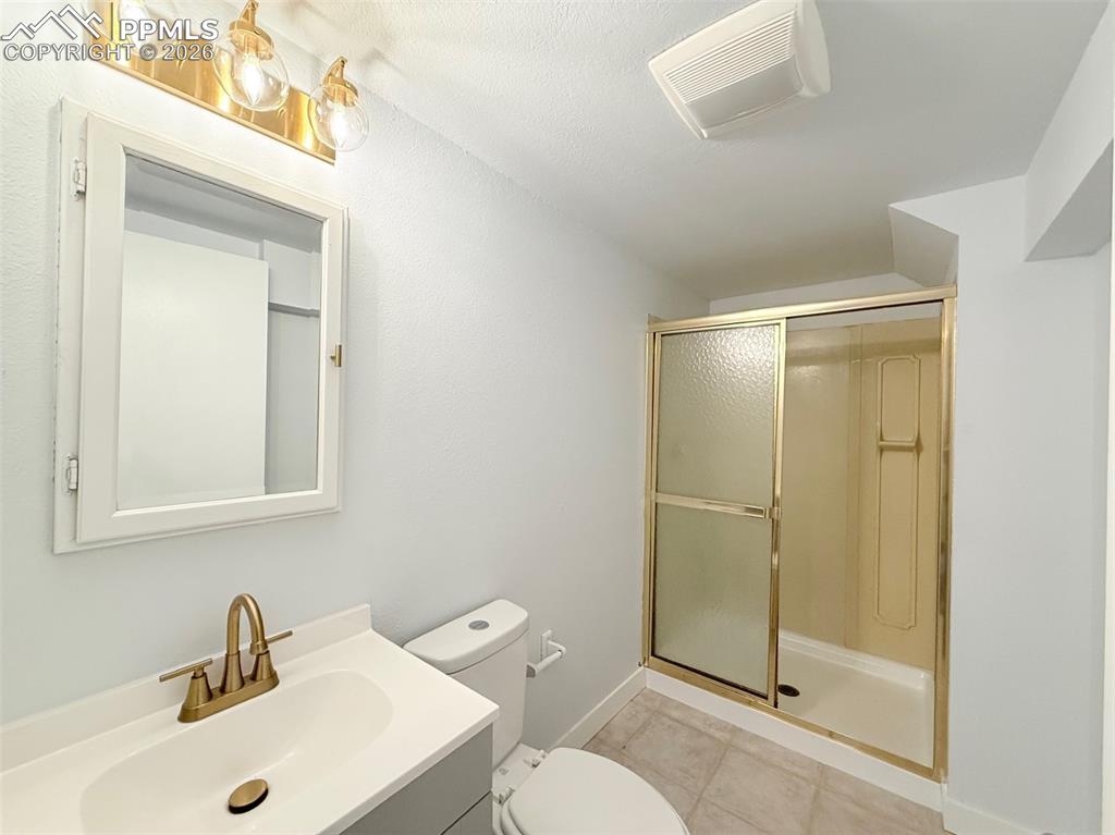 Image 34 of 39: Bathroom