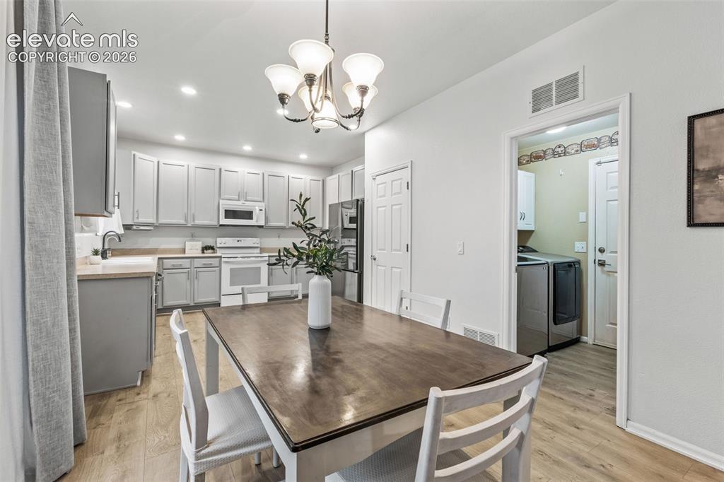 Image 14 of 47: Dining Area