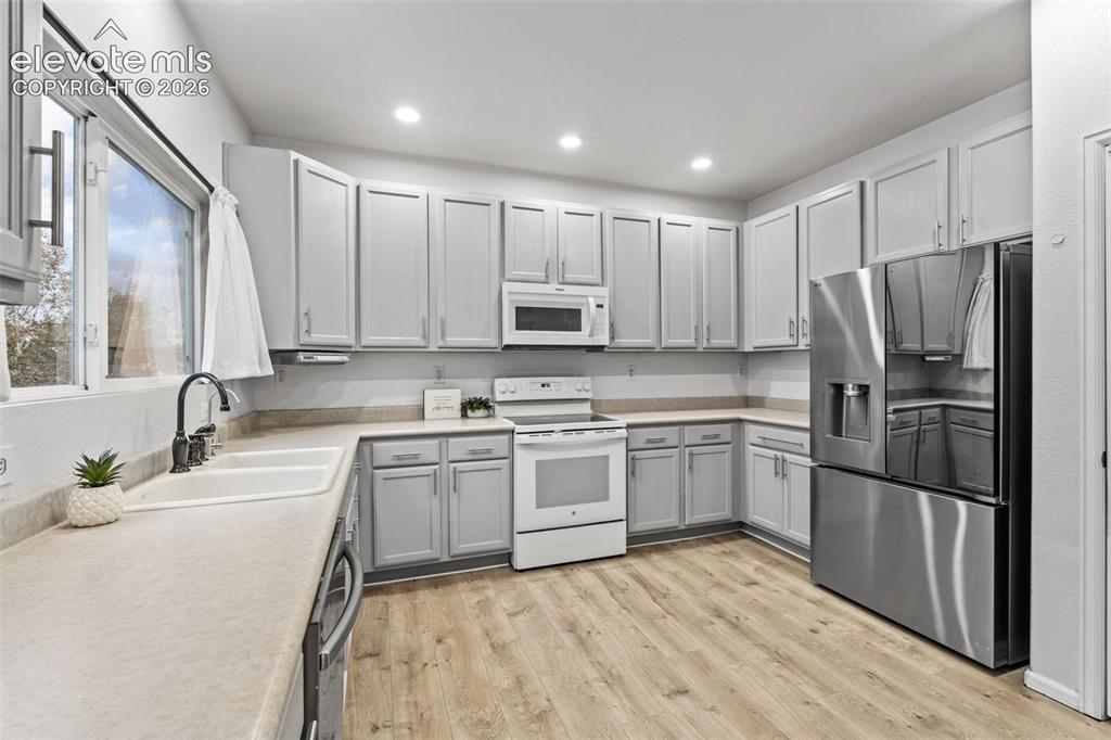 Image 15 of 47: Kitchen