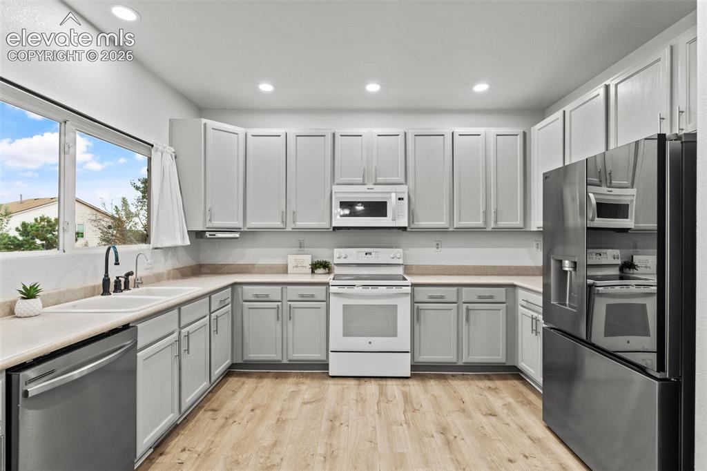 Image 16 of 47: Kitchen