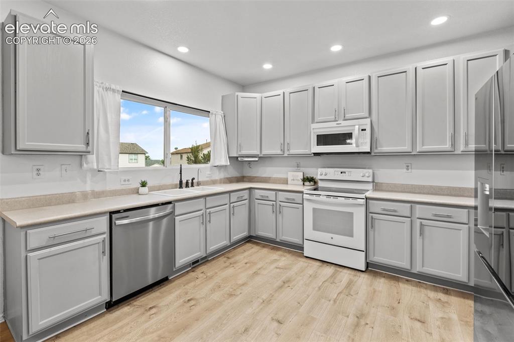 Image 17 of 47: Kitchen
