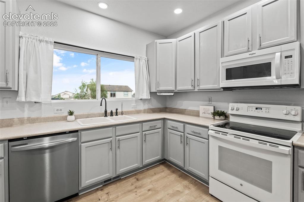 Image 18 of 47: Kitchen