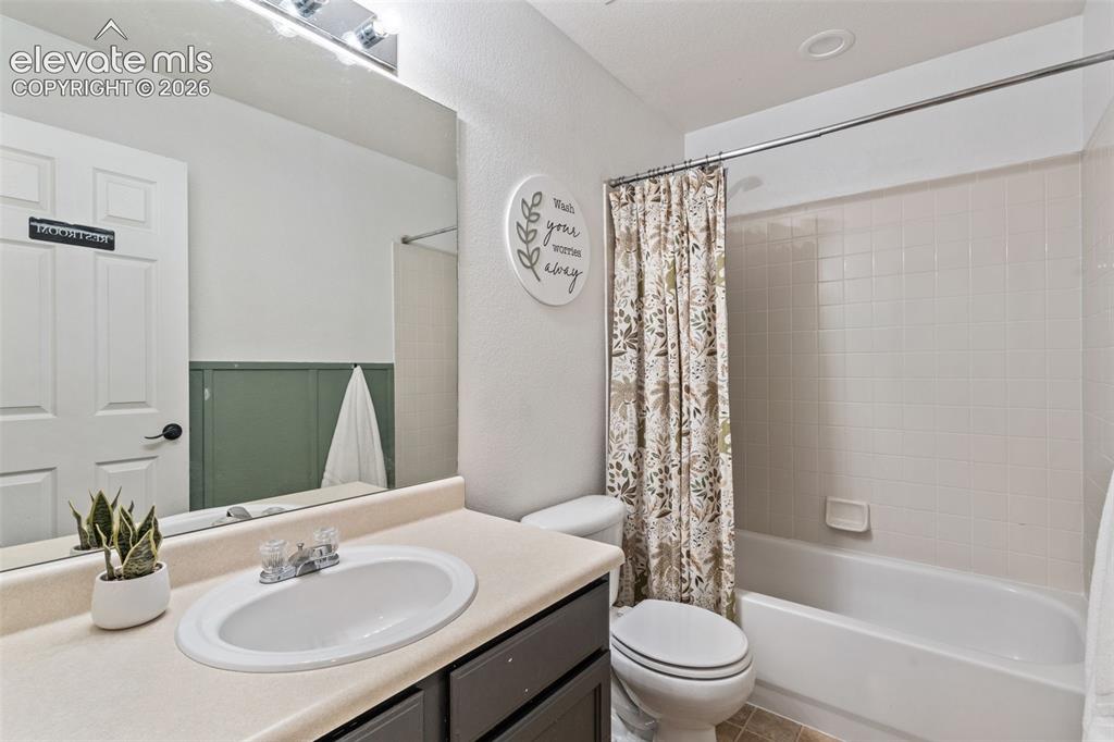 Image 32 of 47: Bathroom