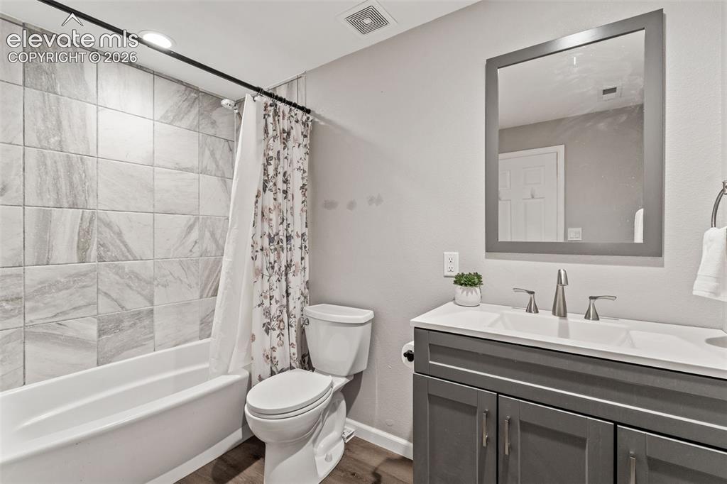 Image 39 of 47: Bathroom