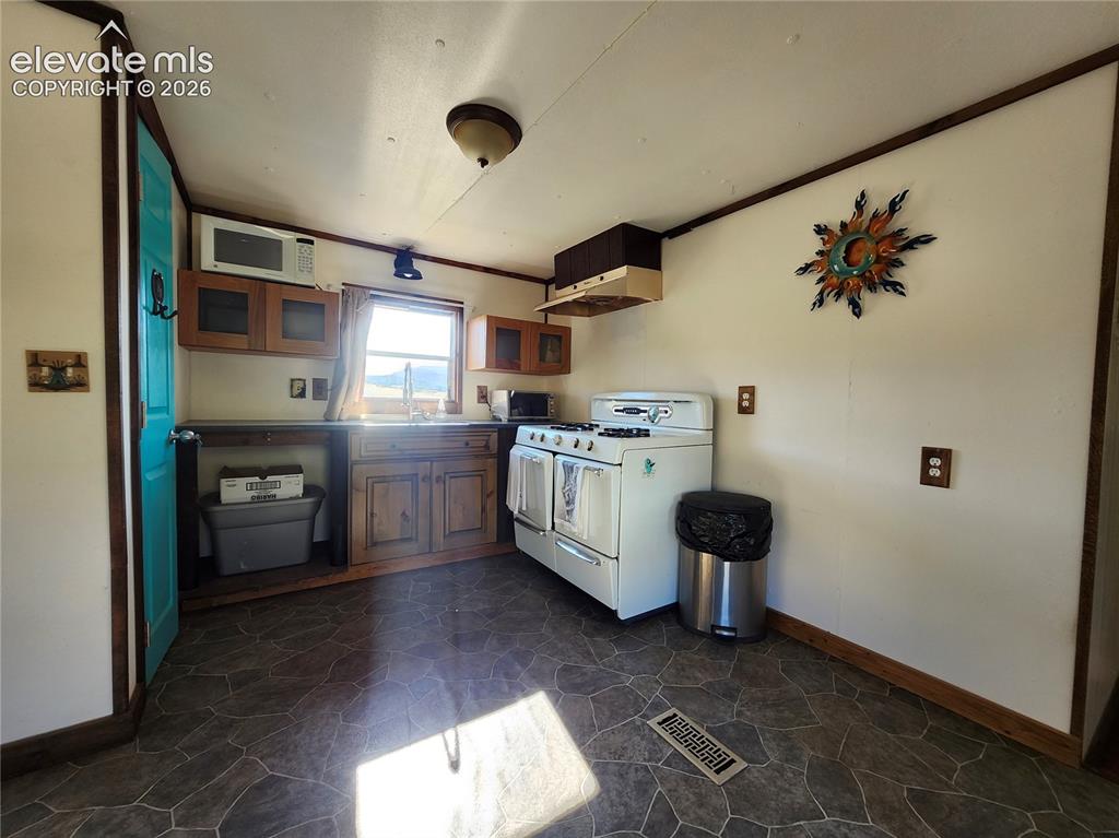 Image 17 of 29: Kitchen