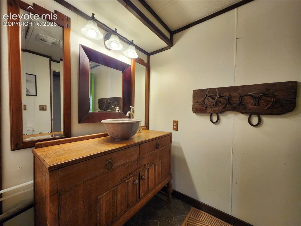 Image 22 of 29: Bathroom