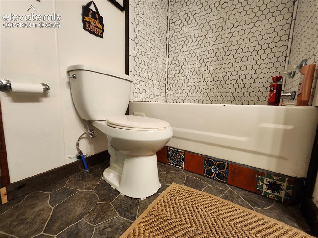 Image 23 of 29: Bathroom