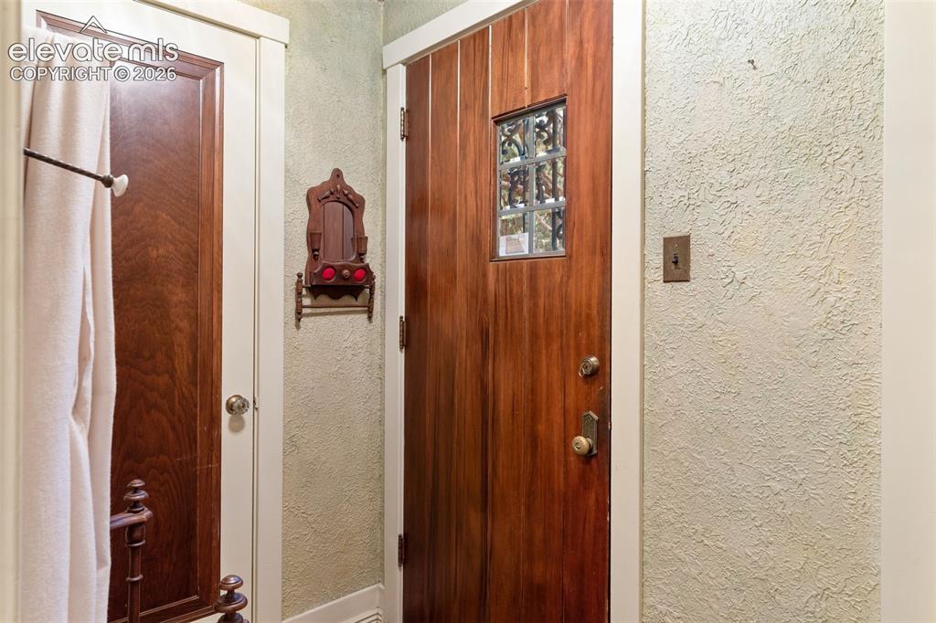 Image 10 of 50: Entry