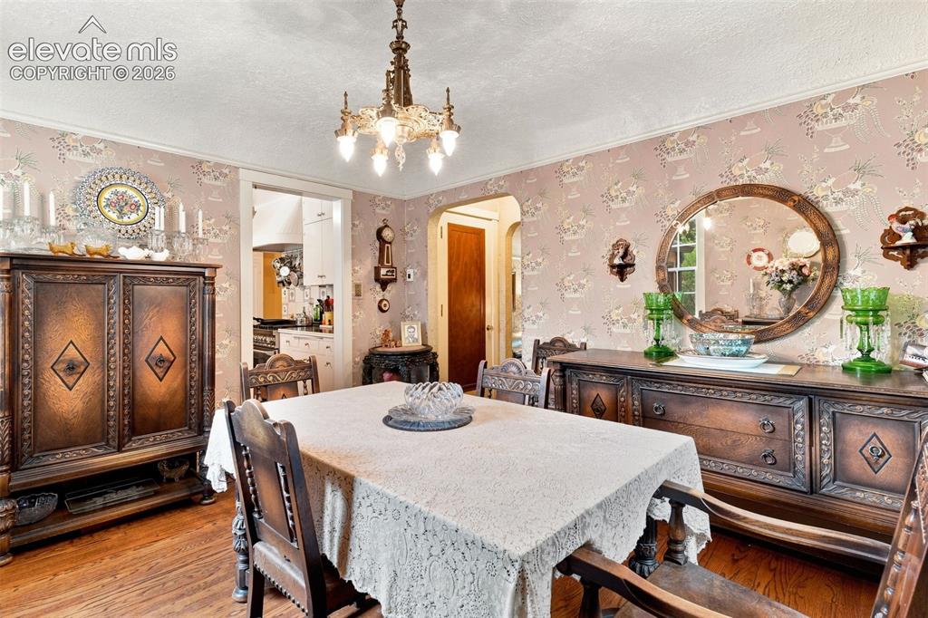 Image 14 of 50: Dining Area