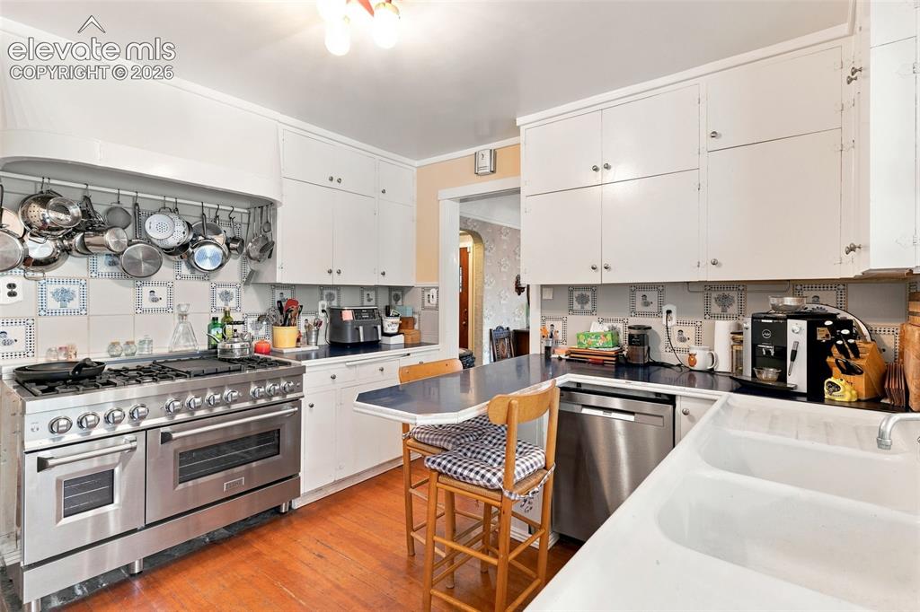 Image 16 of 50: Kitchen