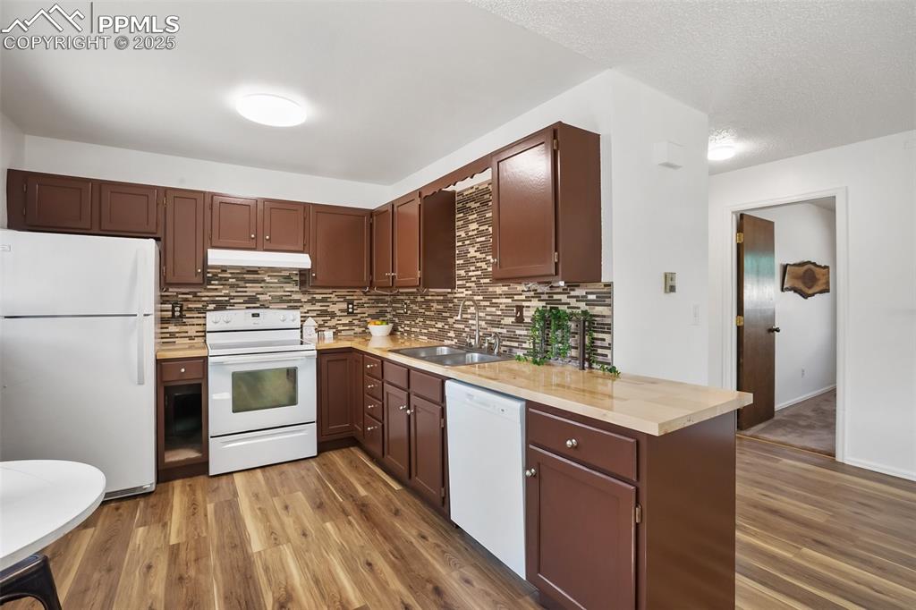 Image 10 of 36: Kitchen