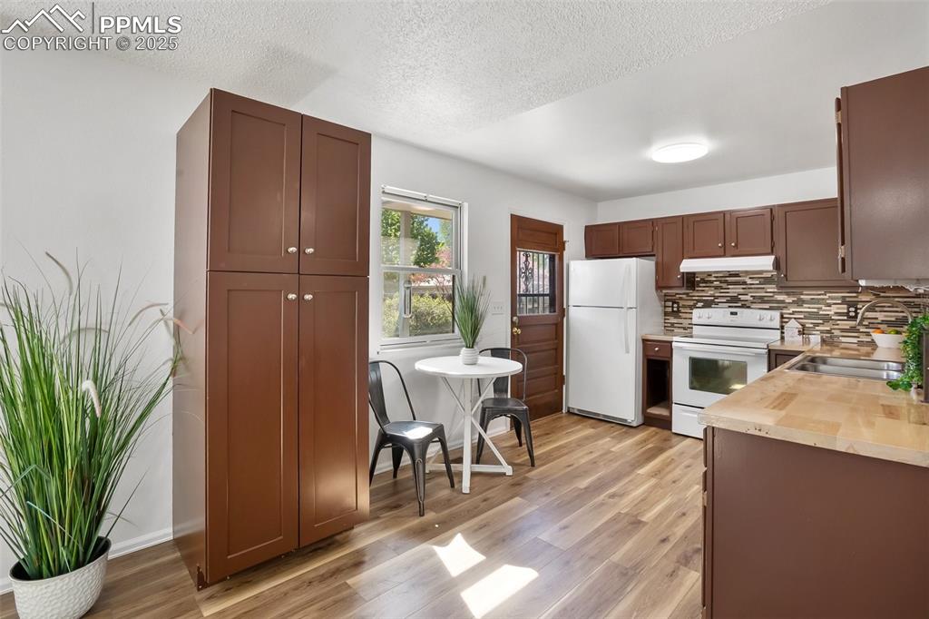 Image 11 of 36: Kitchen