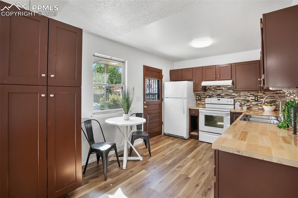 Image 12 of 36: Kitchen
