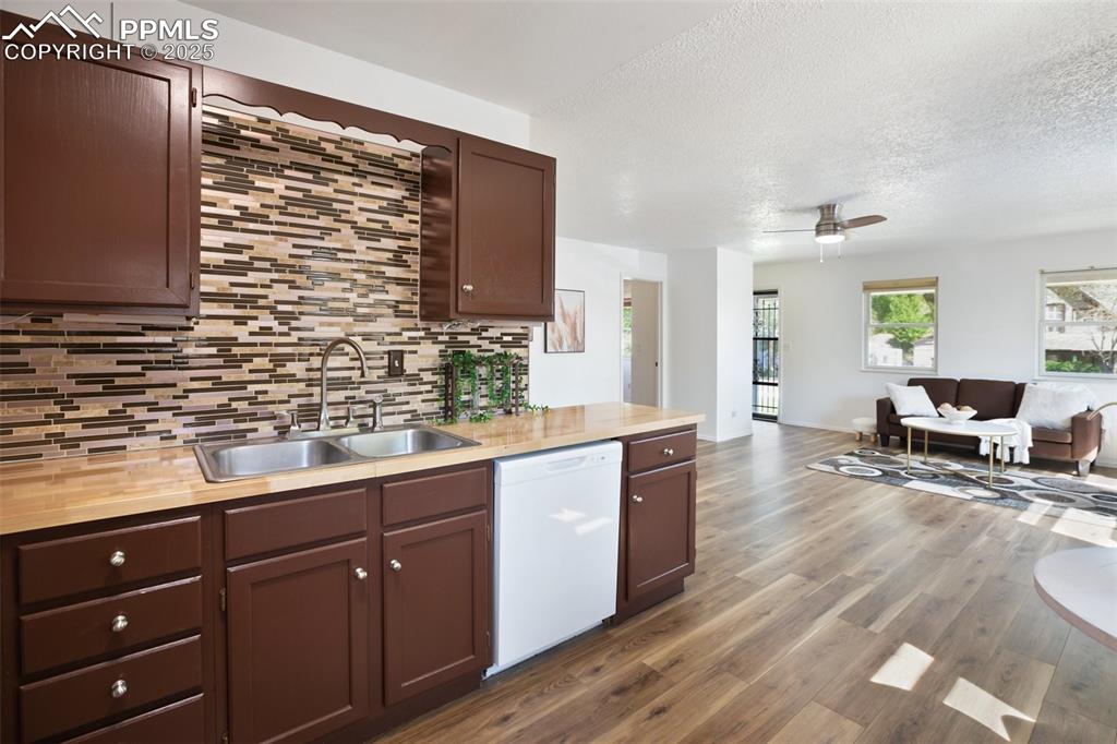 Image 13 of 36: Kitchen