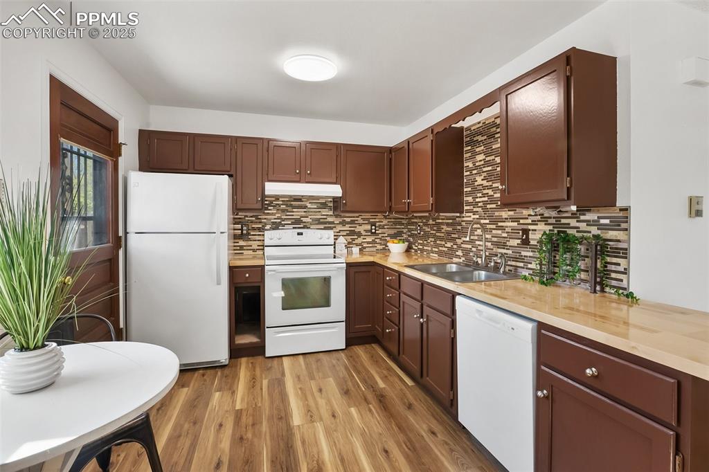 Image 16 of 36: Kitchen