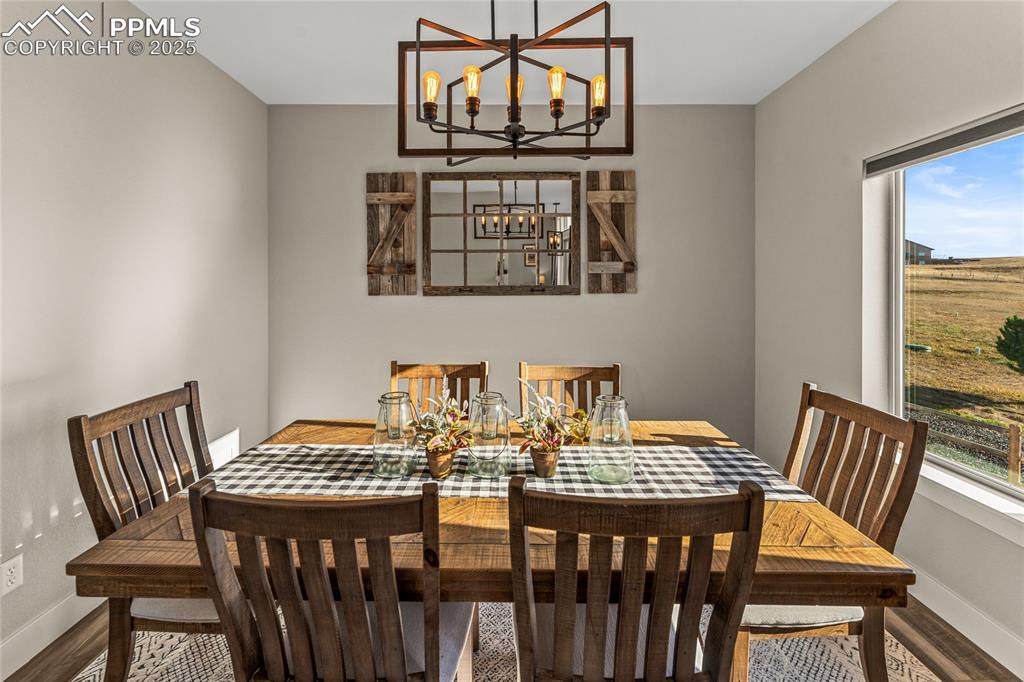 Image 10 of 48: Dining Area