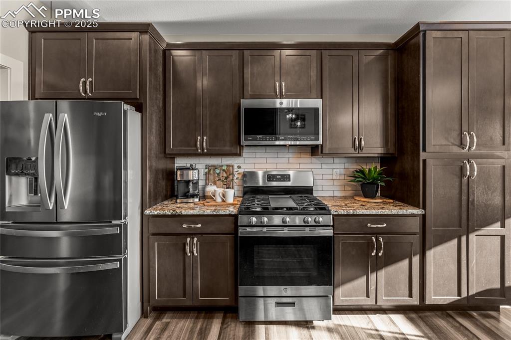 Image 16 of 48: Kitchen