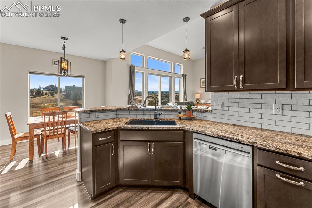 Image 18 of 48: Kitchen