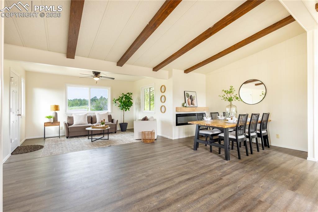 Image 10 of 50: Dining Area