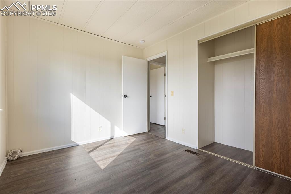 Image 16 of 50: Bedroom