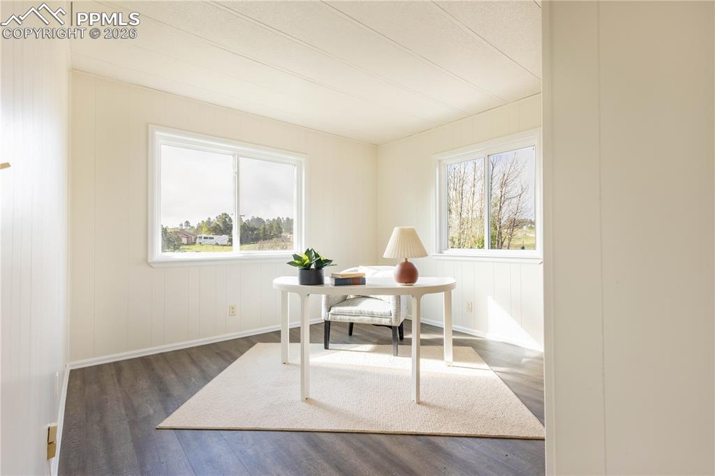 Image 17 of 50: Office