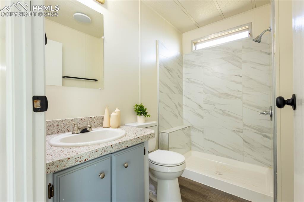 Image 19 of 50: Bathroom