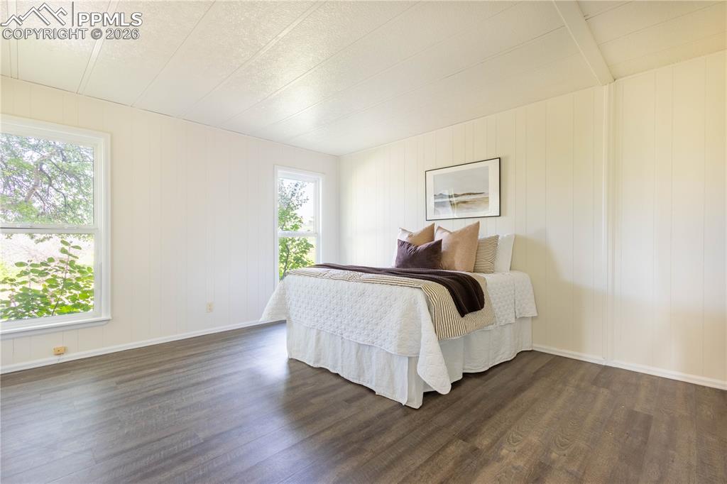 Image 20 of 50: Bedroom